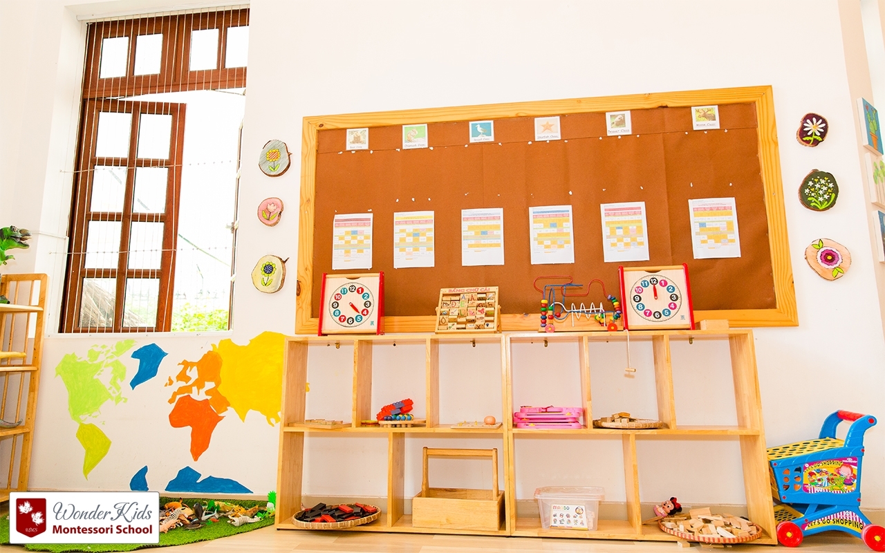 Phòng học với đa dạng các học cụ và đồ chơi để bé vui chơi và học tập